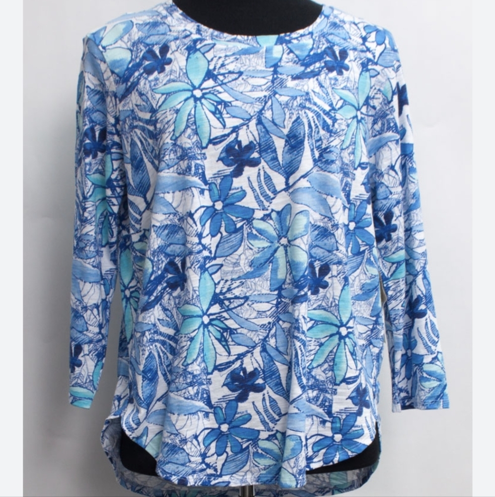 Blue relaxed blouse with crew neck and 3/4 sleeves